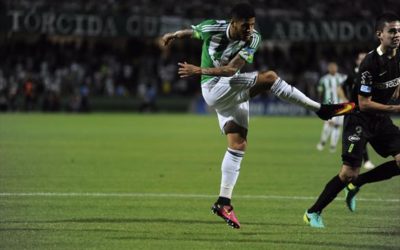 Leandro chega a 42 jogos pelo Coritiba e iguala marca atingida no Palmeiras