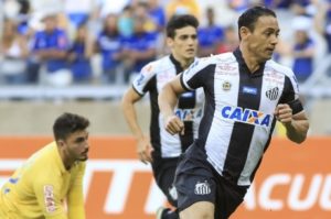 O jogador Ricardo Oliveira dos Santos comemora gol durante a partida entre Cruzeiro MG e Santos SP, válida pela Série A do Campeonato Brasileiro 2016, no Estádio Mineirão, em Belo Horizonte, neste domingo (20).