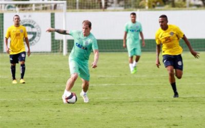 Tiago Luis festeja estreia pelo Goiás e já projeta clássico de domingo