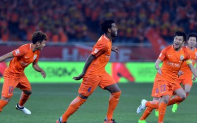 Gil marca pela primeira vez na China e ajuda Shandong a bater atual bicampeão chinês