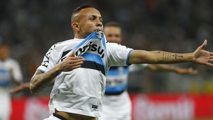 Atacante Everton pode completar 100 jogos pelo Grêmio