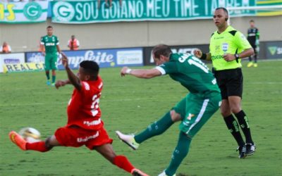 Decisivo com gol e assistências, Tiago Luis comemora Goiás no G4 e projeta clássico de sábado