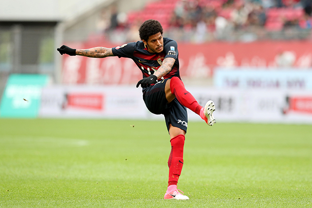 Com gols e assistências pelo Kashima Antlers, atacante Leandro vive seu melhor momento no Japão