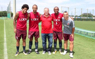 No Japão, atacante Leandro tem encontro com o ídolo e ex-atleta e treinador do clube Zico no CT do Kashima Antlers