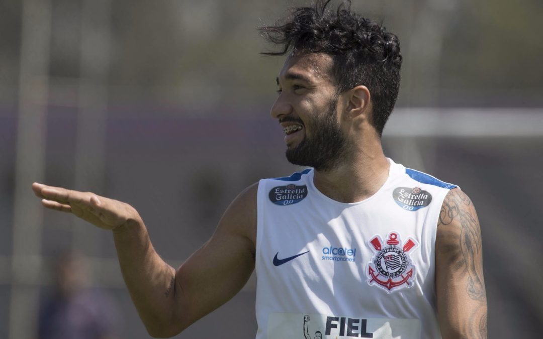 Após parada ‘forçada’ de três partidas, meia-atacante Clayson volta a ficar à disposição no Corinthians