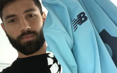 Zagueiro Felipe leiloa camisa do Porto, usada na Liga dos Campeões, para ajudar criança com uma doença rara