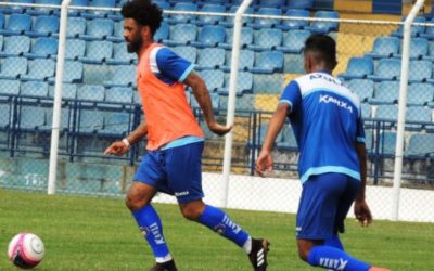 Volante Cristian se despede de Corinthians e Grêmio e mantém a forma física em treinos no São Caetano