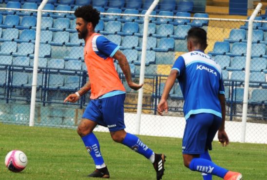 Volante Cristian se despede de Corinthians e Grêmio e mantém a forma física em treinos no São Caetano