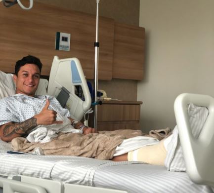 Artur, meia-atacante do Palmeiras, realiza cirurgia no tornozelo direito e já inicia recuperação em casa