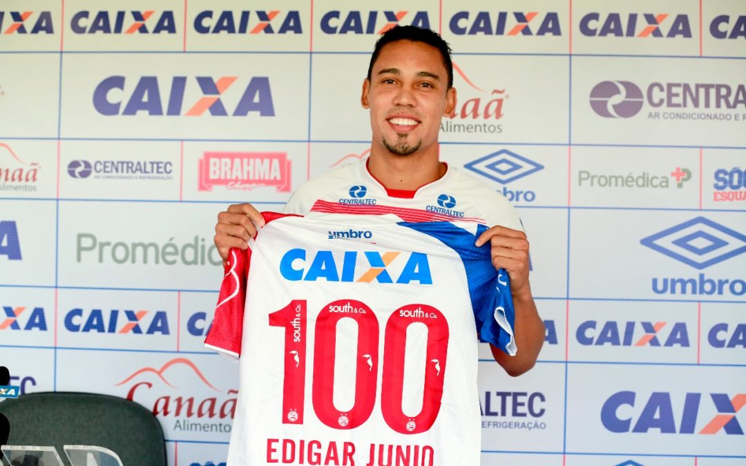 Atacante Edigar Junio recebe camisa comemorativa e completará 100 jogos em sua passagem pelo Bahia