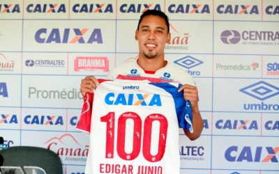 Atacante Edigar Junio recebe camisa comemorativa e completará 100 jogos em sua passagem pelo Bahia