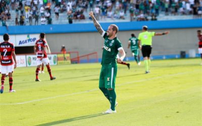 De volta ao time titular e capitão, Tiago Luis comemora sequência de vitórias e crescimento do Goiás