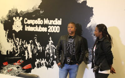 No Dia dos Pais, Marcelinho Carioca emociona torcedores como anfitrião do Tour Casa do Povo e marca volta à Arena