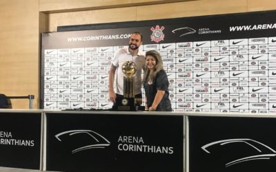 Meia Danilo emociona torcedores do Corinthians no Tour Casa do Povo: ‘É por eles que a gente honra essa camisa’