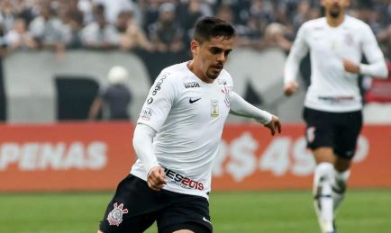 Com média superior, lateral Fagner iguala melhor ano de assistências em Brasileiros pelo Corinthians