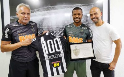 Em homenagem aos 100 jogos completados, Carlos César recebe placa e camisa personalizada do Atlético-MG