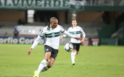 William Matheus mantém sequência invicta, Coritiba vence mais uma e é vice-líder da Série B do Brasileirão