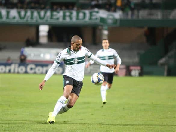 William Matheus mantém sequência invicta, Coritiba vence mais uma e é vice-líder da Série B do Brasileirão