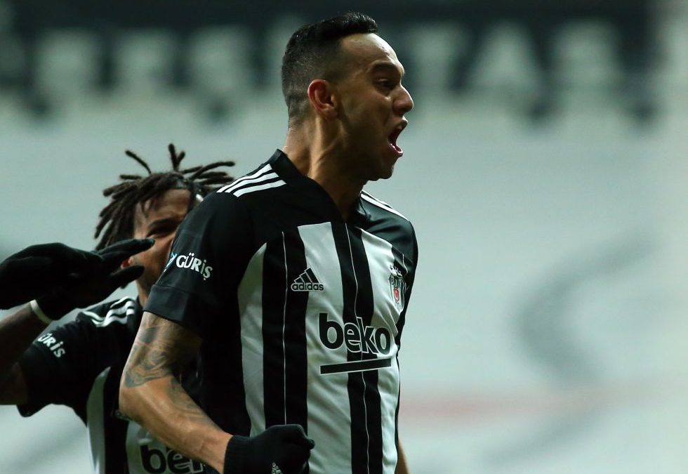 Em vitória no clássico diante do Galatasaray, volante Souza faz primeiro gol pelo líder Besiktas