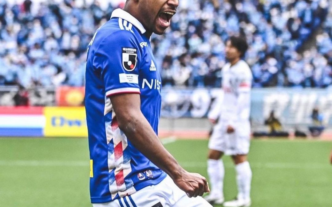 Élber brilha com dois gols e uma assistência em boa vitória do Yokohama Marinos na J-League