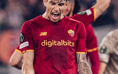 Diante da torcida, Ibañez comemora classificação da Roma para a final da Europe Conference League