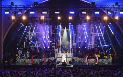 Ivete Sangalo agita Florida Cup Fan Fest e recebe camisas de Chelsea e Arsenal das mãos de Thiago Silva e Gilberto Silva