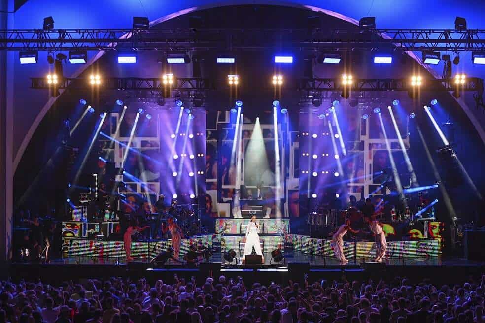 Ivete Sangalo agita Florida Cup Fan Fest e recebe camisas de Chelsea e Arsenal das mãos de Thiago Silva e Gilberto Silva