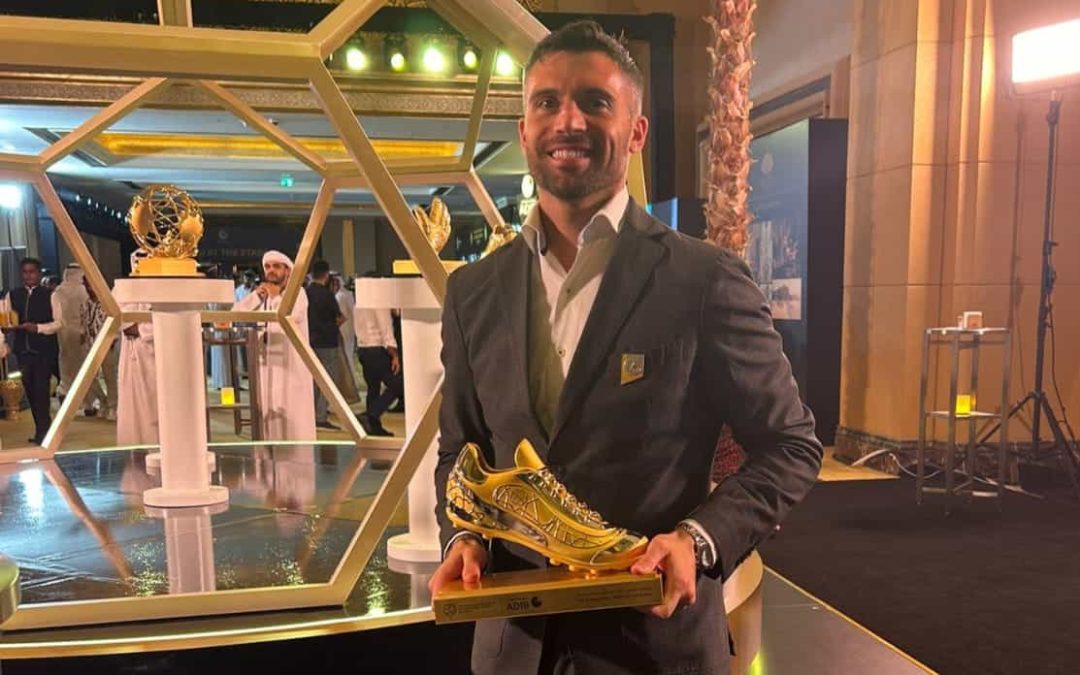 Nos Emirados Árabes e em boa fase, Daniel Bessa recebe troféu por artilharia na Adib Cup