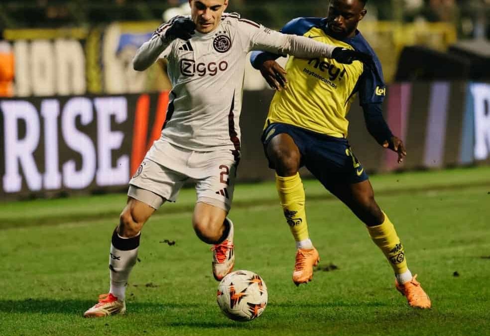 Com vitória na Liga Europa, Lucas Rosa comemora estreia pelo Ajax, da Holanda