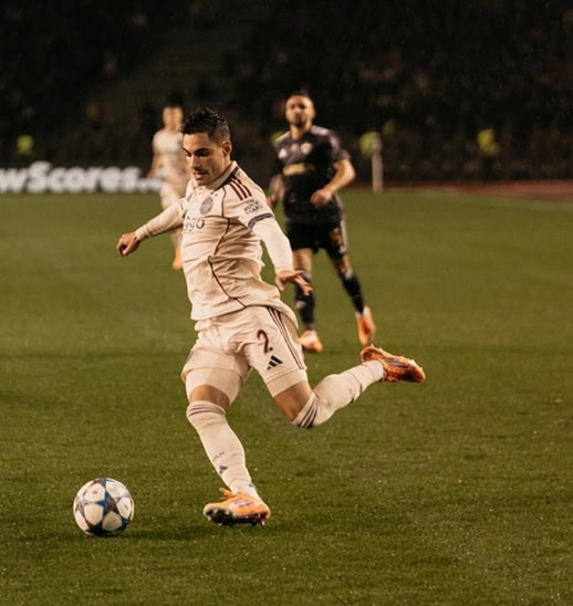 Com assistência e excelente atuação, Lucas Rosa comemora primeira vitória do Ajax na Champions League